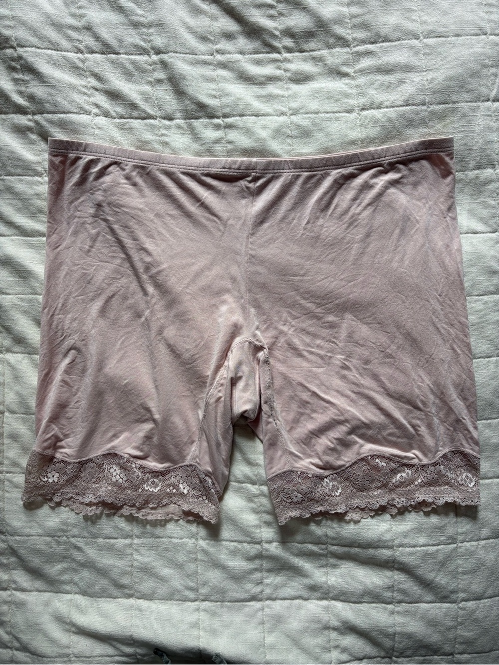 Anti-chafe shorts in baby pink